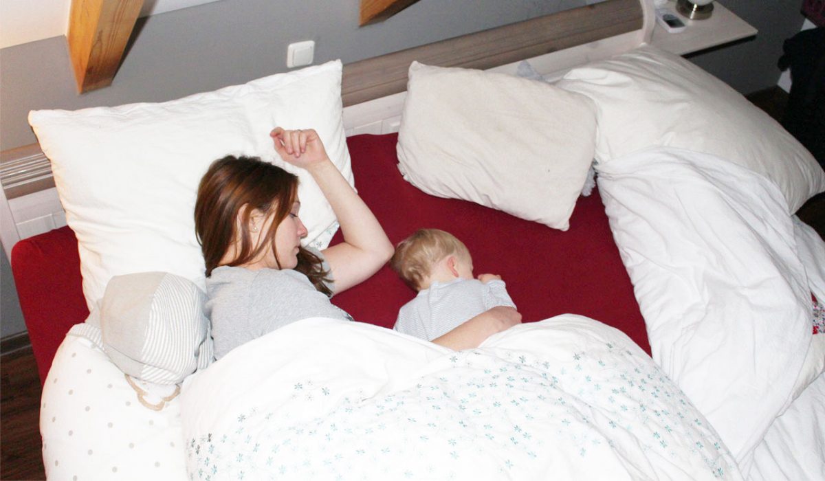 Mama und Mika schlafend im ehemaligen Ehebett.