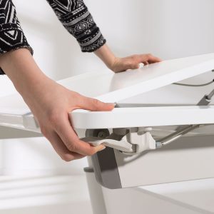 Die Neigung der Arbeitsplatte von Schreibtisch JARO wird eingestellt
