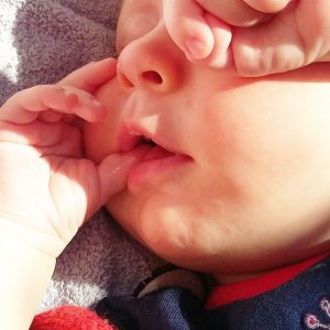 Warum stecken Babys alles in den Mund?