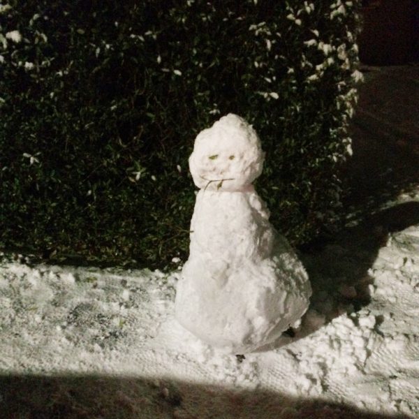 Wer in der Weihnachtszeit auf perfektionistische Vorbereitungen verzichtet, hat auch mal Zeit einen Schneemann zu bauen.