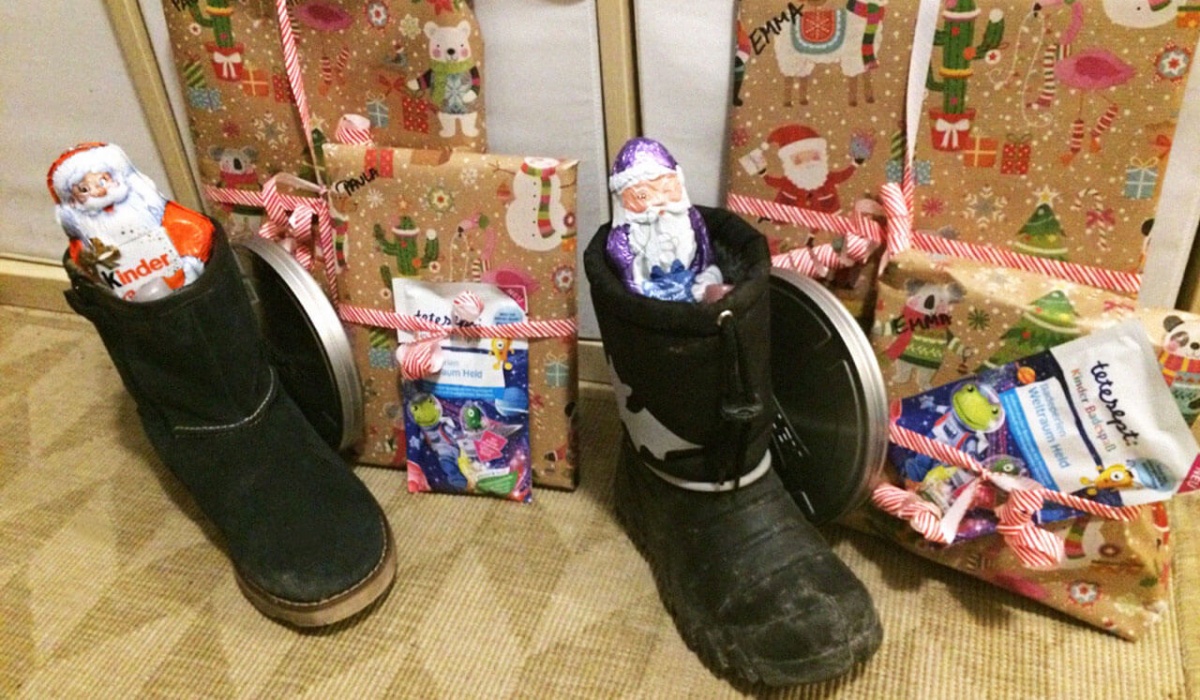 Auch das ist typisch im Advent: Gefüllte Nikolausstiefel und Geschenke