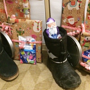 Auch das ist typisch im Advent: Gefüllte Nikolausstiefel und Geschenke