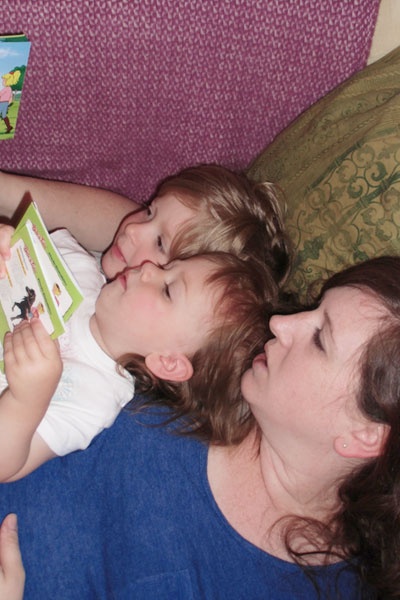 PAIDI Bloggerin Jule mit ihren Kindern beim Lesen
