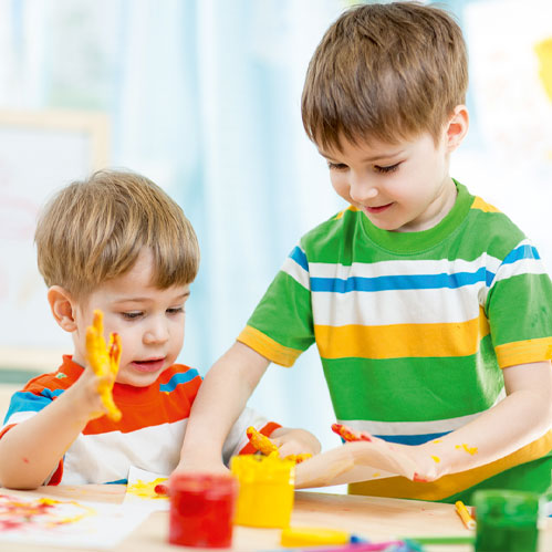 Kinder spielen mit Fingerfarbe