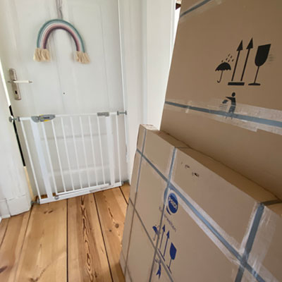 Kartons mit dem Babybett Oskar in der Wohnung