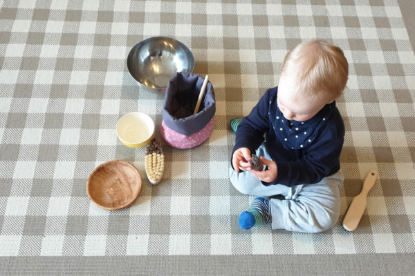 Mathis liebt Alltagsgegenstände, mit denen er kreativ spielen lernt.