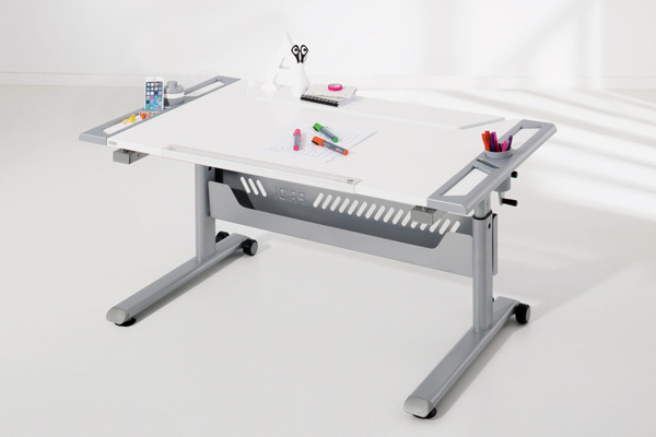 Ein echtes Designerstück ist der Schreibtisch TABLO mit Arbeitsplatte in Trapezform und farbigen Akzenten.