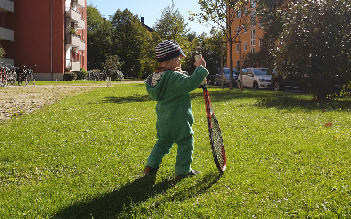 Brauchen Babys Hobbys? Baby mit Tennisschläger