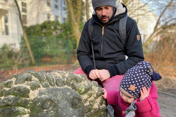 Babysignale: Baby hält seine Hand an seine Stirn, die Geste bedeutet „Schlafen“.