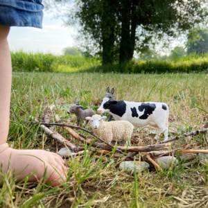 Tierfiguren auf Wiese