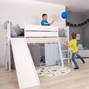 2 Jungen spielen mit Luftballon an Kira Spielbett mit Rutsche und Absturzsicherung ringsum