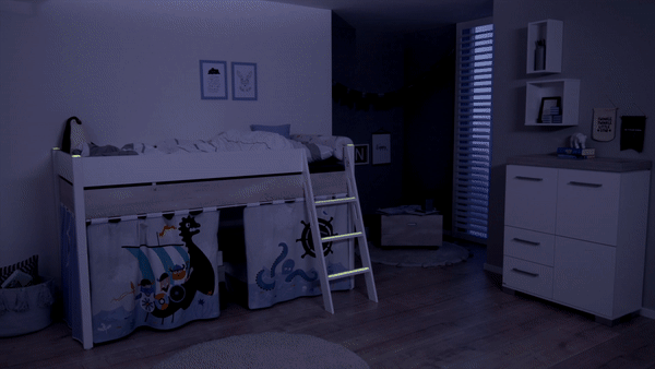 GIF Animation: Kind klettert im Dunkeln sicher ins PAIDI Spielbett Kira mit nachtleutenden Elementen 