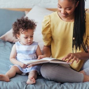 Mutter und Kind lesen gemeinsam in einem Kinderbuch