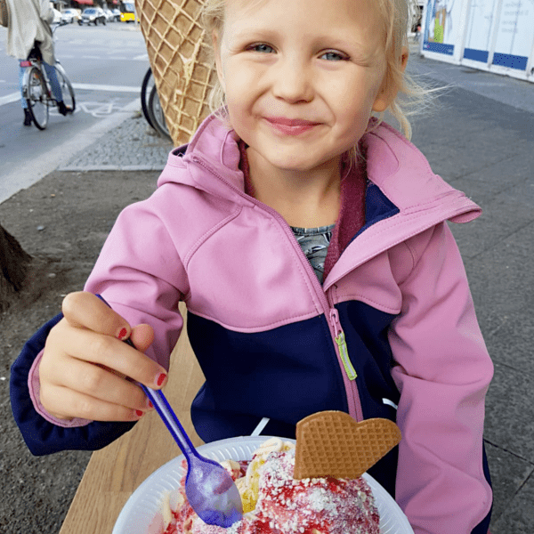 Mädchen ist Spaghetti-Eis