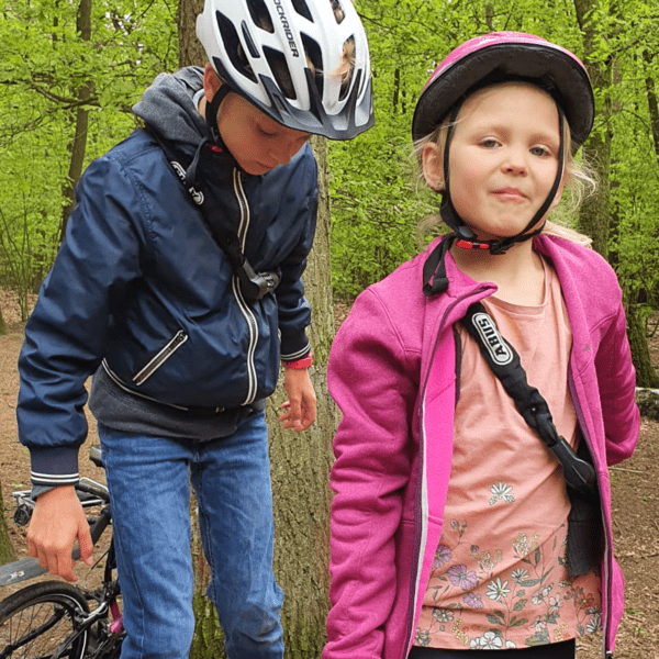 Zwei Kinder mit Fahrradhelmen gemeinsam auf Radtour