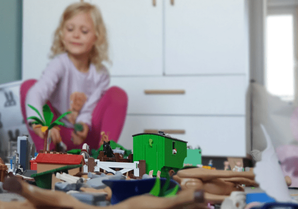 Mädchen spielt im Schlafanzug im PAIDI Kinderzimmer