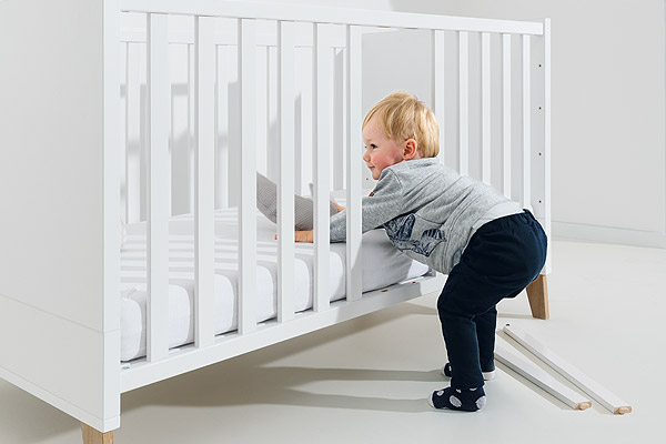 Durch die herausnehmbaren Schlupfsprossen, kann das Kind eigenständig ein oder aus dem Bettchen steigen.