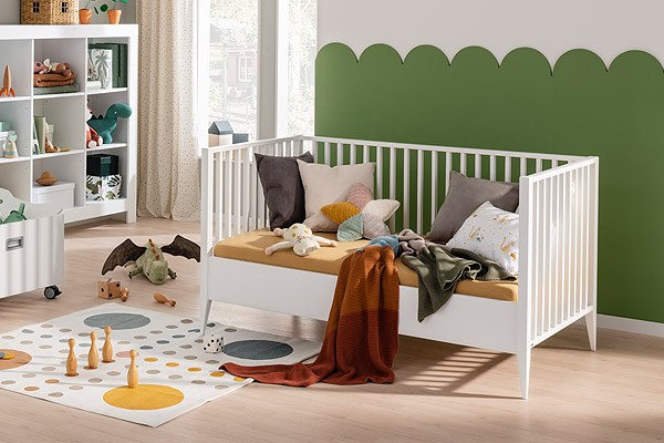 Das babybett Felie wird umgebaut zum Kindersofa.