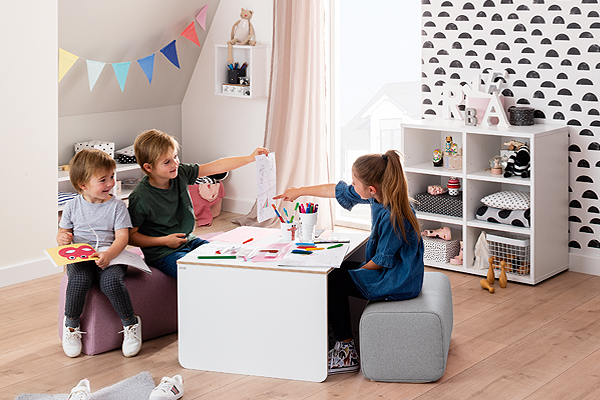 Kinder spielen an PAIDI Sitzgruppe Fritzi