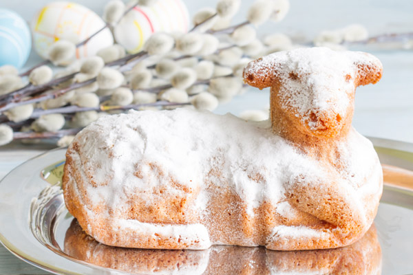 Ein Lamm aus Kuchenteig zu Ostern