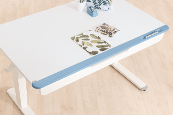 Teenio Schreibtisch mit hellblauem Echtholzfries, Schubkastenauszug und Blick auf das formschöne Gestell