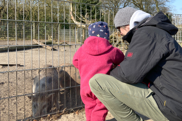 Neugierig entdeckt Bente die Tiere im Wild-Park.