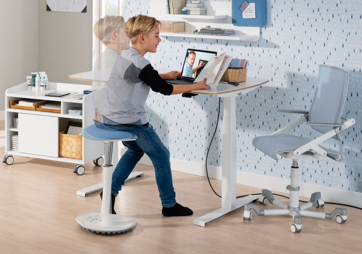 Kind am Schreibtisch e-lion 1 und Hpcker Swifty mit Bewegung