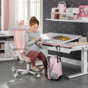 Kind im PAIDI Zimmer mit Schreibtisch und Stuhl Ypso