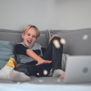 Junge schmeißt Chips durch das Kinderzimmer.