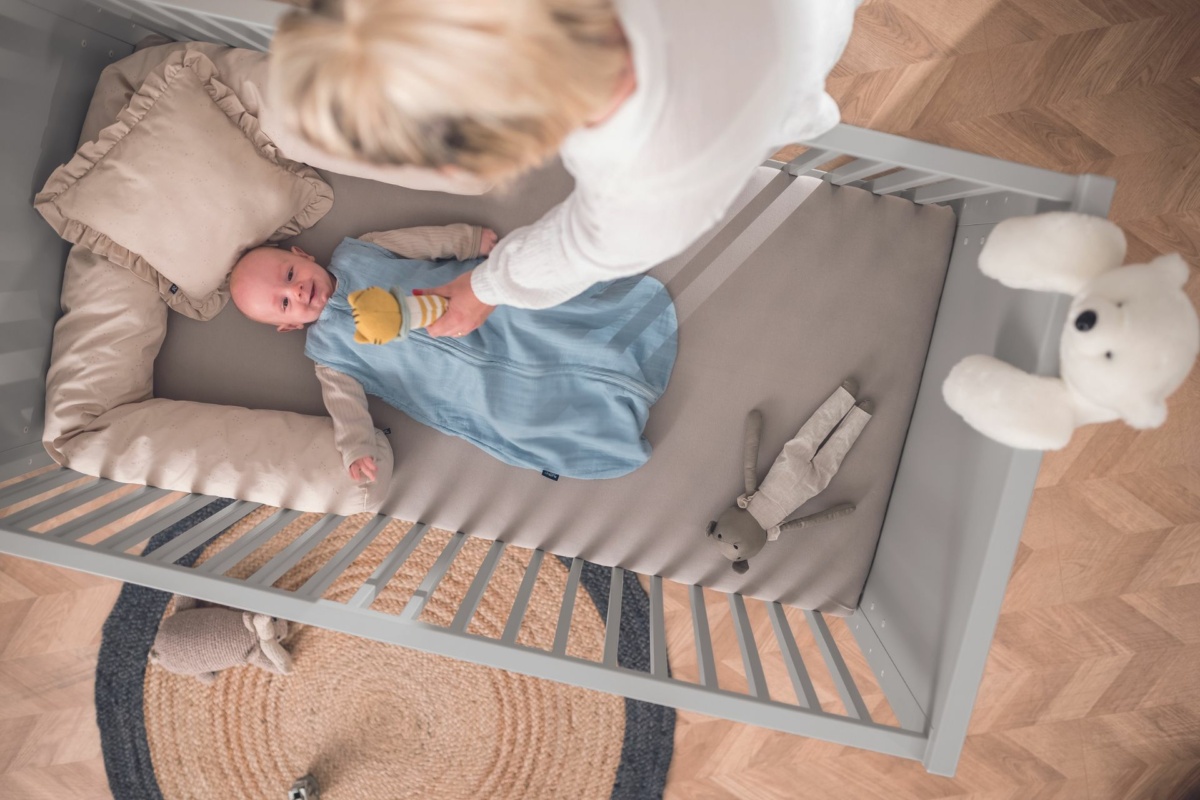 Baby liegt im PAIDI Bett