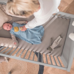 Baby liegt im PAIDI Bett