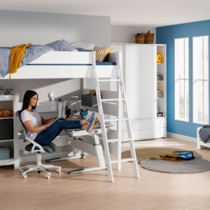 Jugendliche sitzt in Lernecke unterm Hochbett