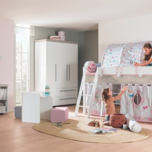 Zwei Kinder spielen auf dem PAIDI Hochbett.