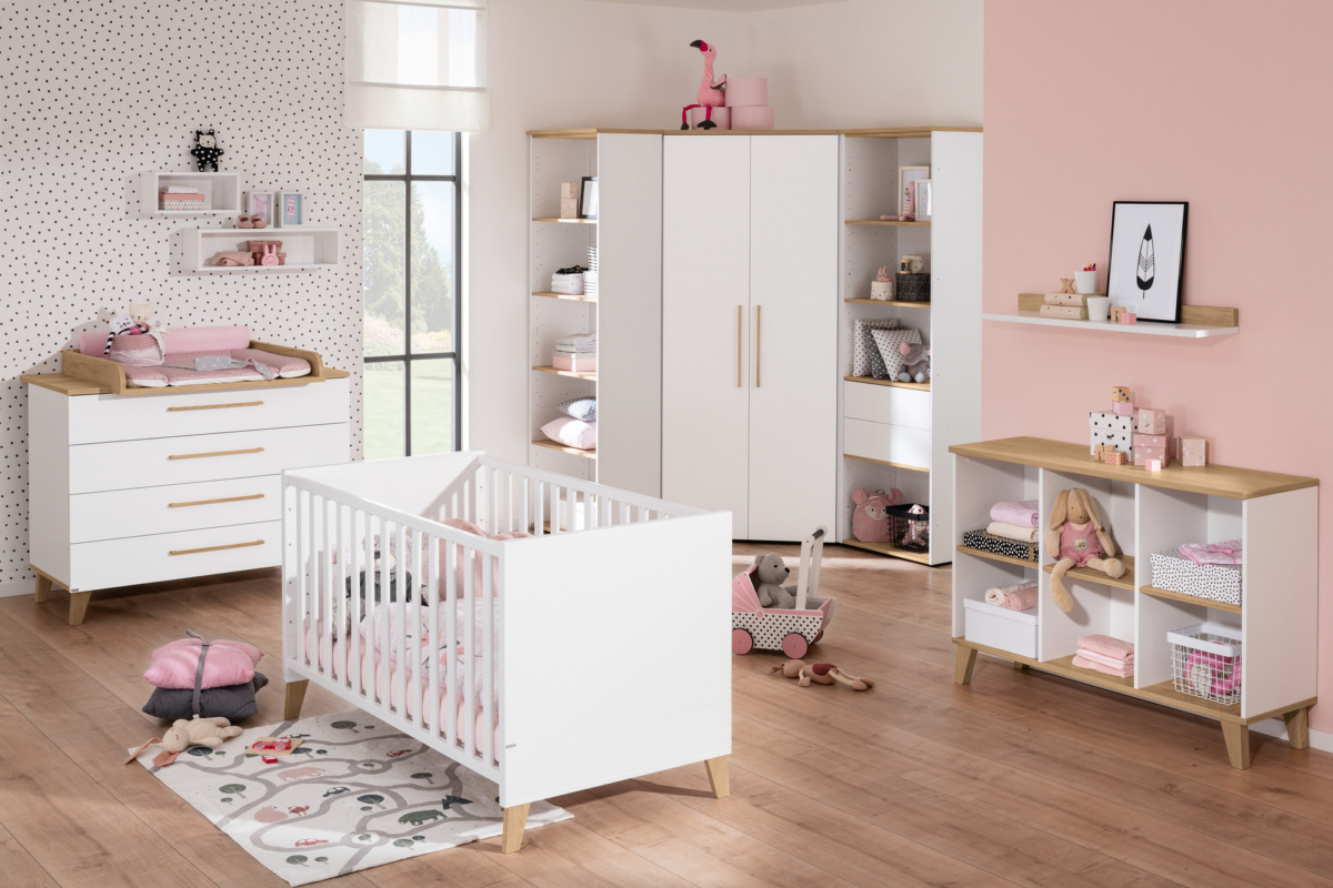 Kinderkleiderschrank organisieren – Babyzimmer mit Möbelprogramm Oscar in Weiß und Holzfarben sowie rosa gestrichener Wand.