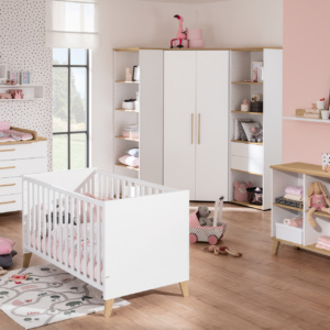 Kinderkleiderschrank organisieren – Babyzimmer mit Möbelprogramm Oscar in Weiß und Holzfarben sowie rosa gestrichener Wand.