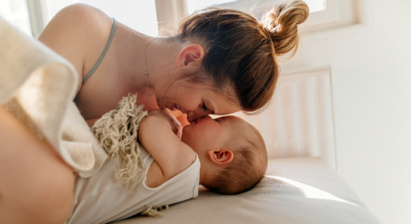 Einschlafrituale für Babys – Eine Mutter stuppst ihre Nase gegen die ihres Babys.
