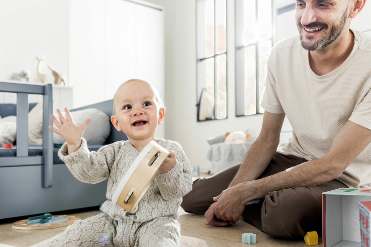 Papa spielt mit Kind im Kinderzimmer