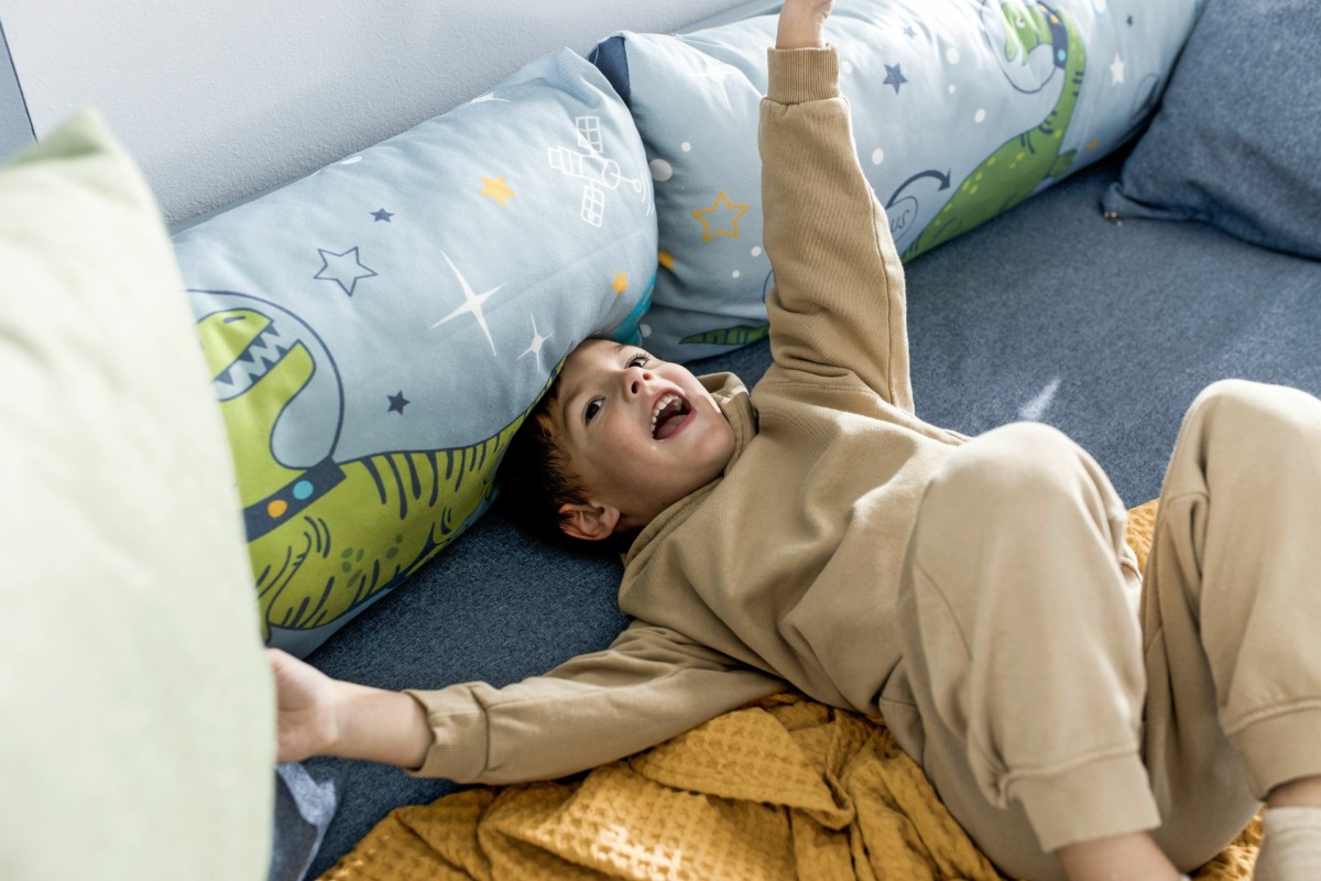 Junge kuschelt im PAIDI-Bett