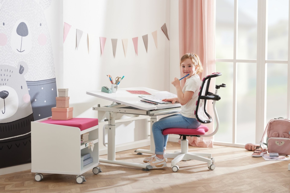 Kind sitzt am PAIDI-Schreibtisch